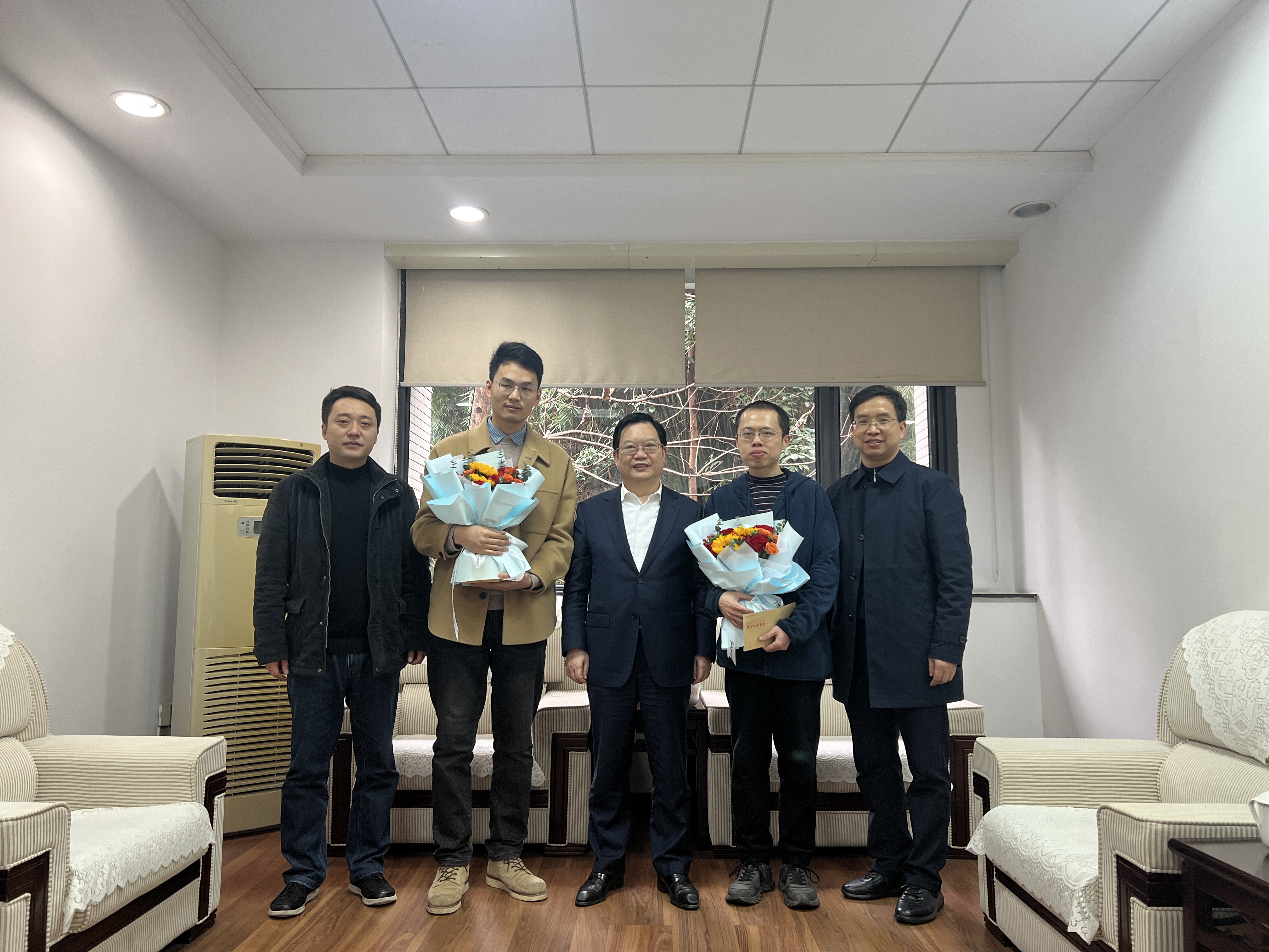 学校领导开展走访慰问青年教师活动